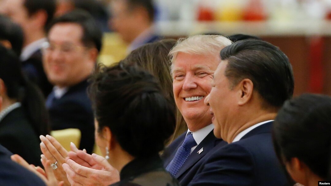 Presiden Amerika Donald Trump dan Presiden China Xi Jinping menghadiri jamuan makan malam kenegaraan di the Great Hall of the People di Beijing, 9 November 2017.