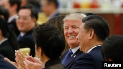 Presiden Amerika Donald Trump dan Presiden China Xi Jinping menghadiri jamuan makan malam kenegaraan di the Great Hall of the People di Beijing, 9 November 2017.