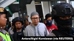 Ketua Jemaah Ansharut Daulah (JAD) datang ke persidangannya di Pengadilan Jakarta Selatan, 31 Juli 2018. (Foto: Antara/Sigid Kurniawan via REUTERS)