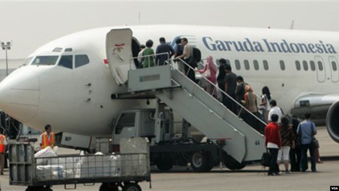 Para penumpang menaiki pesawat Garuda Indonesia di Bandara Internasional Soekarno-Hatta, Jakarta (foto: dok). Sebagian besar pilot Garuda merencanakan pemogokan Kamis ini.