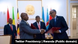 Rais wa Uganda Yoweri Museveni na mwenzake wa Rwanda Paul Kagame. 