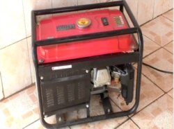 In Yaounde, Cameroon people are using generators to produce the power they need at home and businesses, Aug. 16, 2019. (Photo: Moki Kindzeka / VOA)