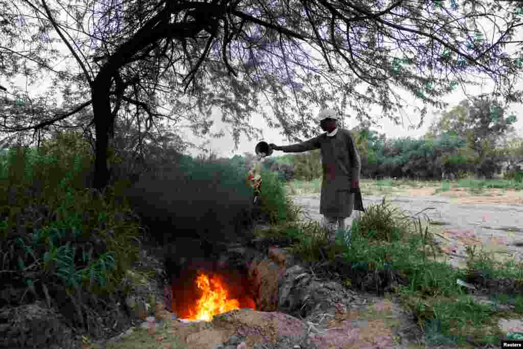 دہلی میں واقع تھنک ٹینک سینٹر فار سائنس اینڈ انوائرمنٹ کے بائیو میڈیکل ویسٹ کے ماہر دنیش راج &nbsp;بانڈیلا نے بتایا کہ بائیو میڈیکل کچرے کو ٹھکانے لگانے کے لیے نیشنل پلوشن ریگولیٹر کا باقاعدہ وضع کردہ پروٹوکول موجود ہے لیکن وبا کے دوران اس پرمکمل عمل درآمد نہیں ہو رہا۔ ایسی صورت میں کچرا پٹی پر کام کرنے والوں میں ہیپاٹائٹس سے لے کر ایچ آئی وی تک تمام بیماریاں پھیلنے کا خطرہ ہے۔ &nbsp;