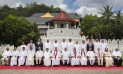 Presiden Sri Lanka Gotabaya Rajapaksa (depan, ketujuh dari kanan) dan PM Mahinda Rajapaksa (depan ketujuh dari kiriL) bersama dengan para menteri kabinet baru Sri Lanka, 12 Agustus 2020. (Foto: Staf Kepresidenan Sri Lanka via AFP)