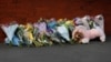 Flowers and a stuffed animal are seen behind the police cordon near the scene of a stabbing incident in Southport, Britain, July 29, 2024. (Foto: REUTERS/Temilade Adelaja