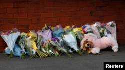 Bunga dan boneka binatang di dekat lokasi penusukan di Southport, Inggris, 29 Juli 2024, untuk menghormati para korban. (Temilade Adelaja/REUTERS)