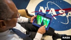 Charles Bolden administrador de la NASA explora algunas imágenes de cómo lucía el planeta Tierra hace algunas décadas y las compara con las imagenes actuales. 