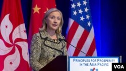 Menlu AS Hillary Rodham Clinton meyakinkan para investor di Hong Kong bahwa pemerintah AS tidak akan 'default' (25/7).