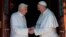 Ratzinger,izquierda, de 86 años llega después de más de dos meses para establecerse en su nueva residencia en el Vaticano y es recibido por el papa Francisco.