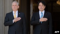 Menteri Pertahanan AS Jim Mattis (kiri) menerima kunjungan Menhan Jepang, Itsunori Onodera di Pentagon, Jumat (20/4).