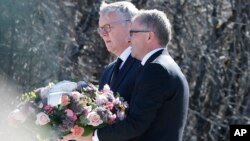 Tổng giám đốc Lufthansa Carsten Spohr (phải) và Tổng giám đốc Germanwings đến nơi tưởng niệm nạn nhân ở Le Vernet, Pháp, 2/4/15