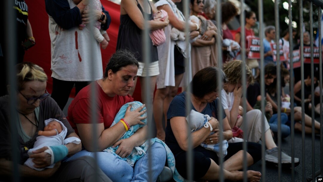 Gazze Şeridi'nde Hamas tarafından tutulan İsrailli rehinelerin yakınları, Tel Aviv'de ellerinde oyuncak bebekler tutarak protesto gösterisi düzenledi- 7 Temmuz 2024.
