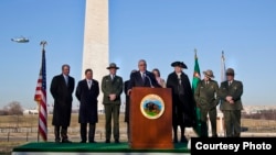 Milyarder David Rubenstein (tengah) berbicara kepada media di depan Monumen Washington di Washington DC (foto: dok).