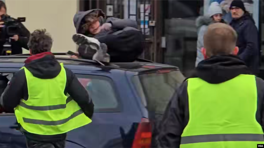 Automobil udario devojku u blokadi u Ruzveltovoj ulici u Beogradu (foto: Screenshot)