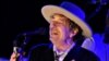 Bob Dylan actúa en el festival The Hop en Paddock Wood, Kentucky, EE.UU., el 30 de junio de 2012.