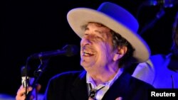 Bob Dylan actúa en el festival The Hop en Paddock Wood, Kentucky, EE.UU., el 30 de junio de 2012.