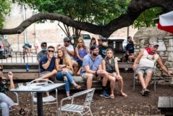 Personas en un bar callejero con mesas exteriores en medio de la pandemia global de Covid-19, en Austin, Texas, el 28 de junio de 2020.