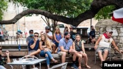 Las autoridades de salud afirman que las aglomeraciones en lugares públicos, como muestra esta fotografía tomada en un bar de Austin, Texas, el 28 de junio de 2020, han contribuido a una mayor propagación del coronavirus en EE.UU.