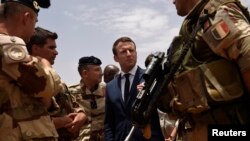 Le président Emmanuel Macron visite les troupes françaises dans la région du Sahel, à Gao, Mali, 19 mai 2017. 