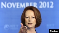 Thủ tướng Australia Julia Gillard nói chuyện tại một cuộc họp báo, 8/11/12