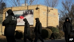 中国警察在加拿大驻北京大使馆外巡逻。（2018年12月12日）