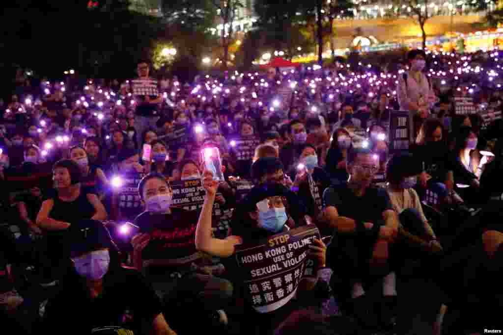 香港民众集会抗议他们所称的警察对一名抗议者的性骚扰。(2019年8月28日)