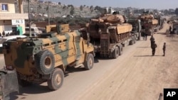 2일 터키군의 대규모 전투차량이 시리아 북서부 이들리브주 사르마다를 지나고 있다. 
