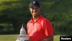 Tiger Woods saat memenagkan turnamen golf nasional AT&T di Bethesda, Maryland, Juli 2012. (Foto: Dok)