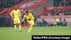 Le Brésilien Neymar a marqué sur un coup franc contre Lille au stade Pierre-Mauroy, à Lille, le 3 février 2018. (Twitter/PSG)