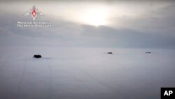 Ruske nuklearne podmornice probijaju se kroz arktički led tokom vojnih vježbi na neodređenoj lokaciji. Fotografiju je objavilo rusko ministarstv odbrane 26. marta 2021.