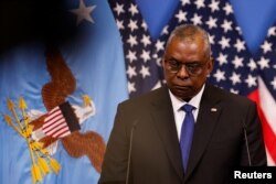 Menteri Pertahanan AS Lloyd Austin saat konferensi pers di Brussels, Belgia, 14 Februari 2023. (Foto: REUTERS/Johanna Geron)