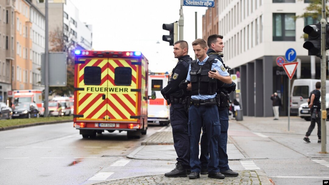 Polisi menjaga alun-alun Rosenheimer Platz di Munich, Jerman, Sabtu, 21 Oktober 2017. (Foto: dok).