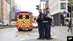 Polisi menjaga alun-alun Rosenheimer Platz di Munich, Jerman, Sabtu, 21 Oktober 2017. (Foto: dok).