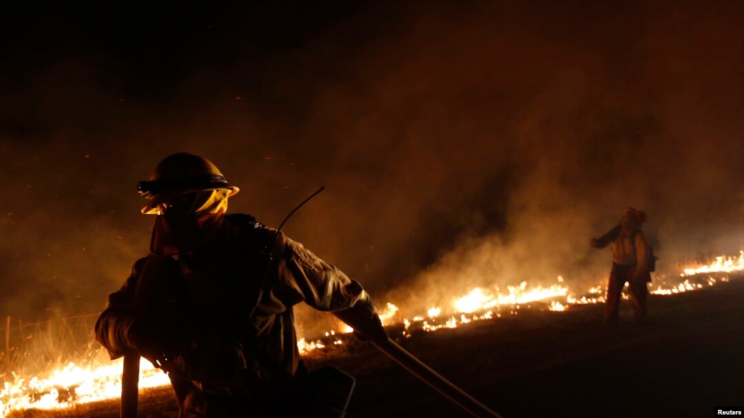 Alrededor de 900 bomberos provistos de aviones y otros equipos contra incendios no han podido detener las llamas en California.