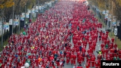 Pelari mengenakan kostum Santa Klaus dalam acara tahunan lari amal Santa di Madrid. (Foto: arsip)