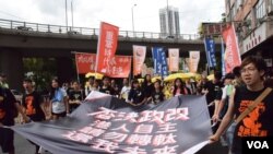 「學民思潮」成員參與「全民否決政改」遊行。（美國之音湯惠芸攝）