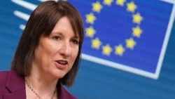 FILE - Menteri Keuangan Inggris Rachel Reeves berbicara dalam konferensi pers setelah pertemuan menteri keuangan negara-negara anggota Eurogroup di gedung Dewan Eropa di Brussels, 9 Desember 2024. (Virginia Mayo, Arsip/AP)