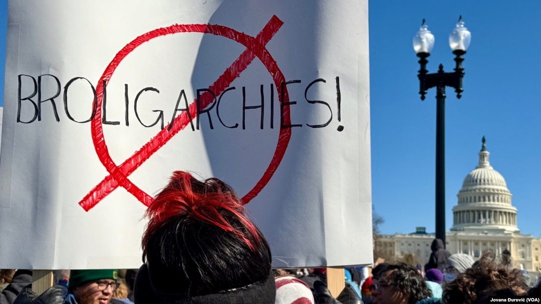 Natpis "Broligarchies" (referenca na ekstremno bogate ljude koji utiču na politku) na protestu u Vašingtonu (VOA/Jovana Đurović)