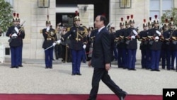 Ông Francois Hollande đến Ðiện Elysee để làm lễ tuyên thệ nhậm chức Tổng thống Pháp, ngày 15/5/2012