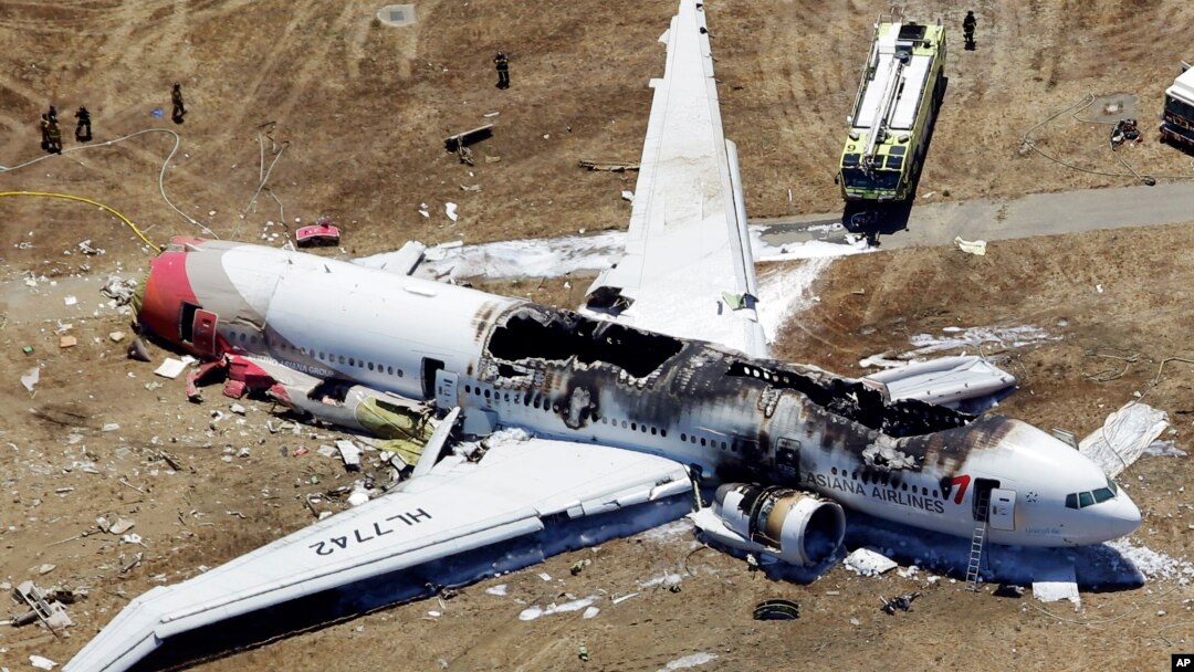 Pesawat Asiana Airlines yang mengalami kecelakaan di bandara San Francisco AS (6/7). Asiana marah atas pemberitaan oleh stasiun TV AS yang dinilai merusak reputasinya. 