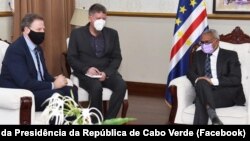 Governador de New Hampshire, Cristopher Sununu (esq), recebido pelo Presidente de Cabo Verde, José Maria Neves, (esq), Praia, 3 Fevereiro 2022