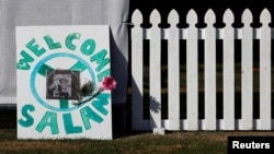 뉴질랜드 크라이스트처치에서 지난달 29일 총격테러사건 희생자들을 위한 국가추모행사가 열린 가운데 희생자의 사진이 걸린 포스터가 벽 옆에 세워져 있다. 