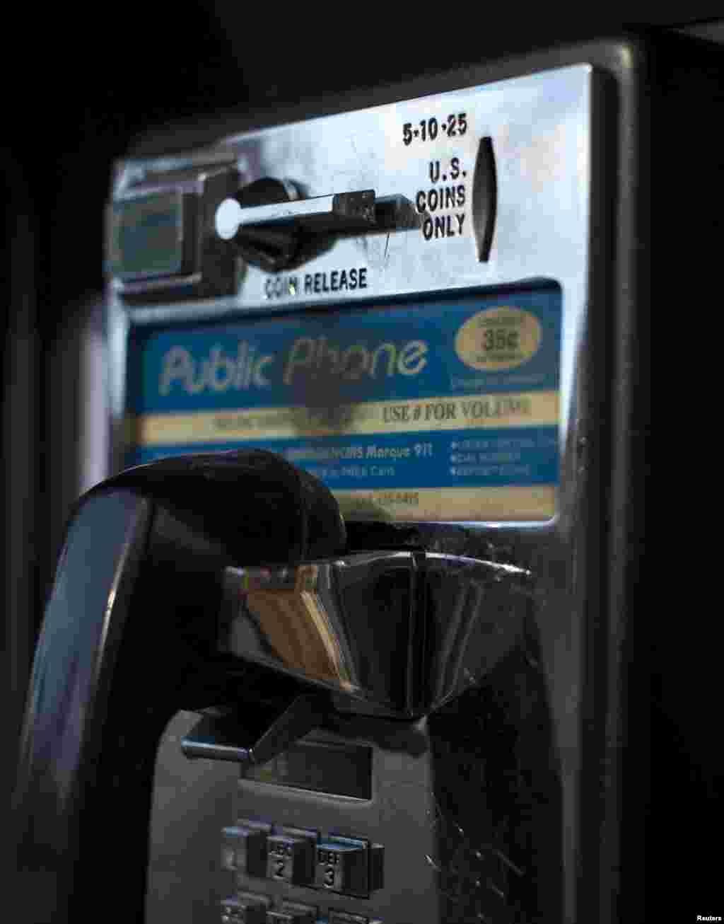 A pay phone requests U.S. coins in the border town of San Ysidro, California September 2, 2015. Picture taken September 2, 2015. REUTERS/Mike Blake - RTX1R4MF