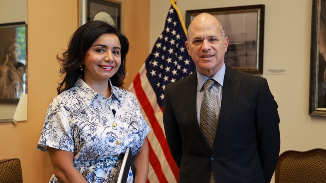 Osiyolik qizlar bilan guruh pornosini tomosha qiling