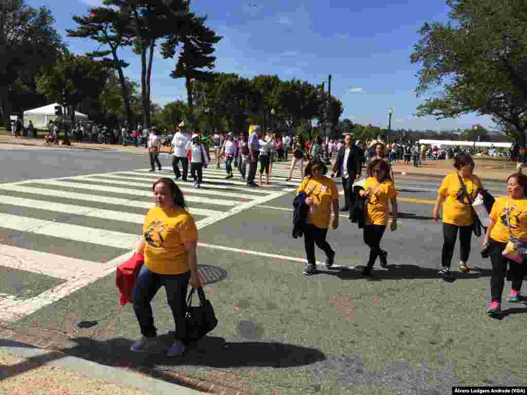 Seguidores de Papa Francisco dirigem-se à Casa Branca para ver o Papa, Washington DC, Set. 23, 2015 
