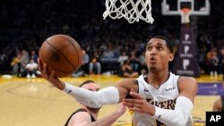 Jordan Clarkson des Los Angeles Lakers inscrit un panier contre les Atlanta Hawks, à Los Angeles, le 7 janvier 2018.