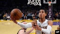 Le joueur des Los Angeles Lakers Jordan Clarkson marque deux points contre les Atlanta Hawks, à Los Angeles, le 7 janvier 2018.