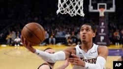 Jordan Clarkson des Los Angeles Lakers marque deux points contre les Atlanta Hawks, à Los Angeles, le 7 janvier 2018.