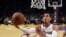 Jordan Clarkson des Los Angeles Lakers marque deux points contre les Atlanta Hawks, à Los Angeles, le 7 janvier 2018.