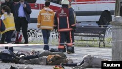 Les secours se déploient près des corps de victimes d'un attentat qui a eu lieu au cœur d'Istanbul, Turquie, 12 janvier 2015.